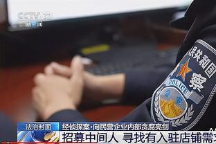 宝刀不老！C罗赛后领取阿拉冠金靴奖