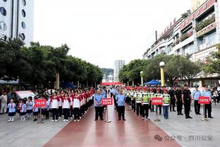 携女友看德国杯~哈曼：德国队水深火热 纳格尔斯曼却带着女友旅游